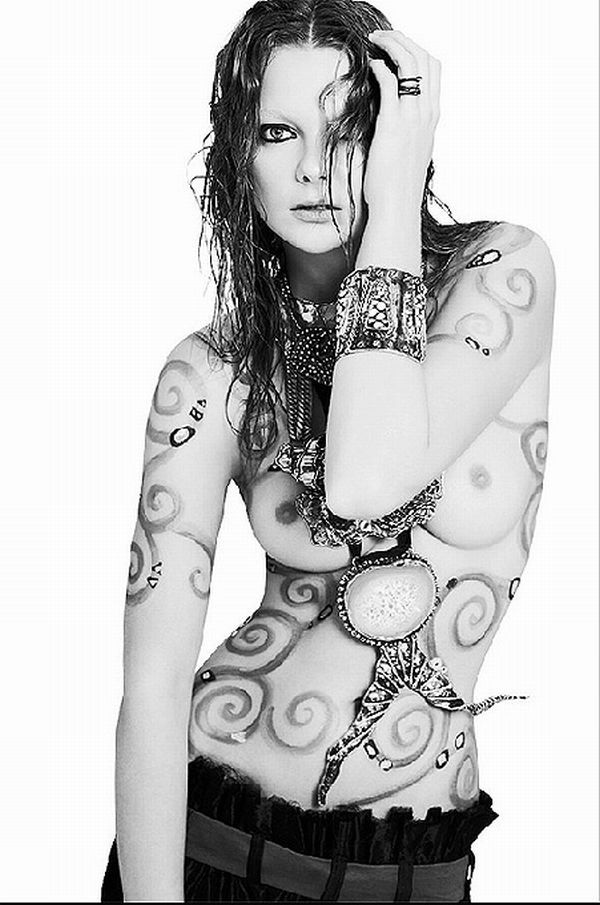 Model Eniko Mihalik got naked for the pictures of the artist Gustav Klimt - 06