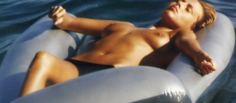 Italian actress Benedetta Valanzano taking a sunbath topless on vacation - 02