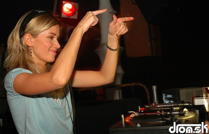 Female DJs - they turn on not only music but the crowd too - 04