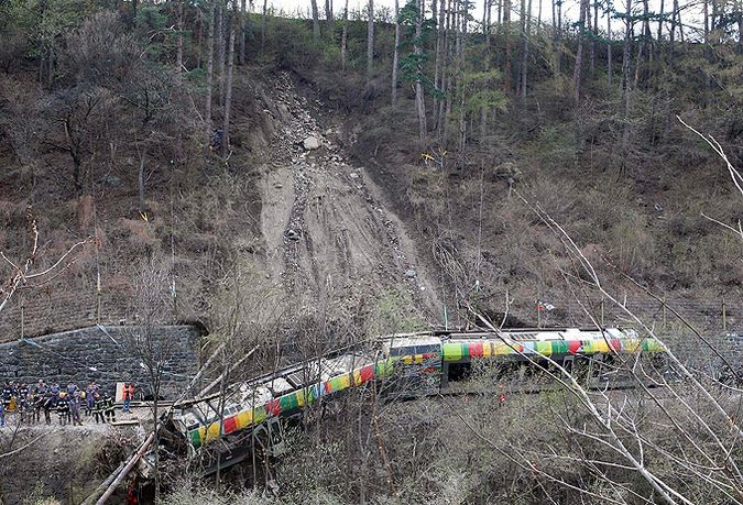 The landslide fell on the Italian train - 03