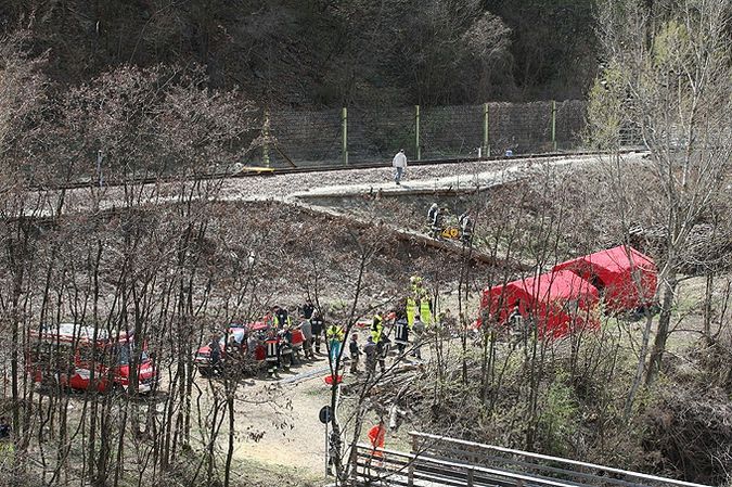 The landslide fell on the Italian train - 09