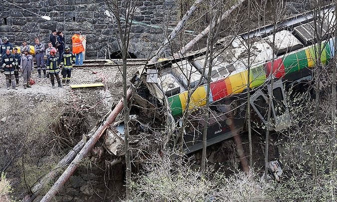 The landslide fell on the Italian train - 10