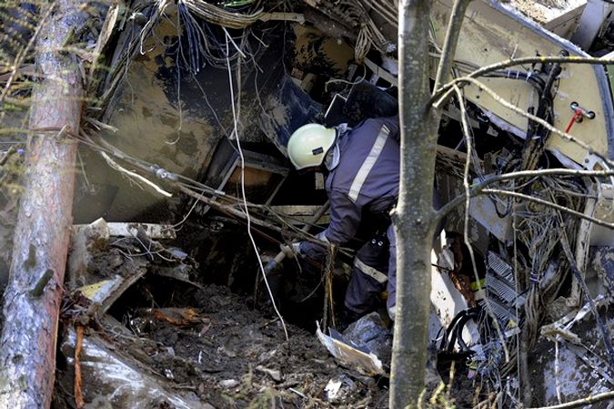 The landslide fell on the Italian train - 12