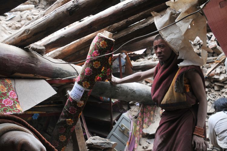 Rescue works after the earthquake in China - 11