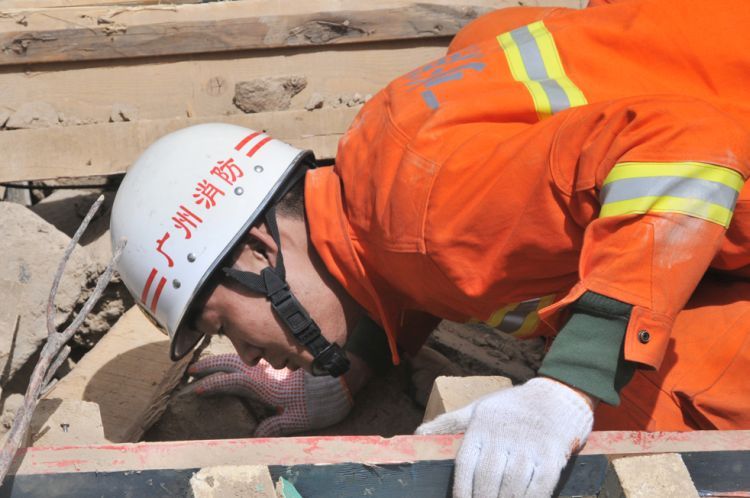 Rescue works after the earthquake in China - 15