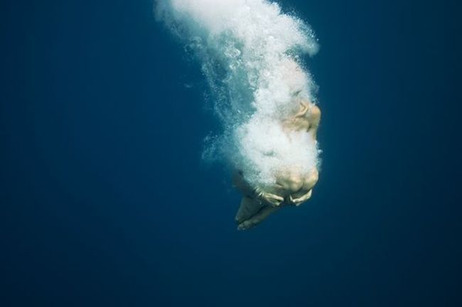 Beautiful underwater shots of female divers - 02