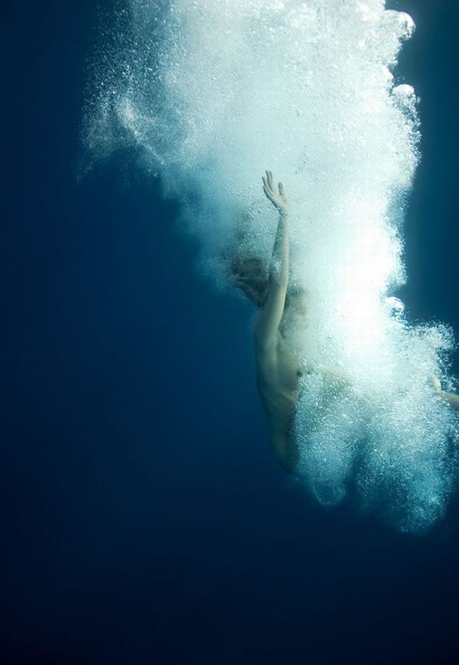 Beautiful underwater shots of female divers - 03