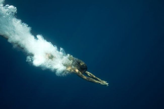 Beautiful underwater shots of female divers - 04