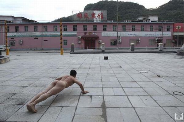 Naked self-portraits on the streets of China - 01