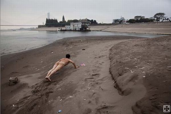 Naked self-portraits on the streets of China - 02