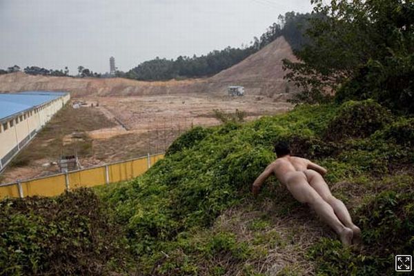 Naked self-portraits on the streets of China - 03