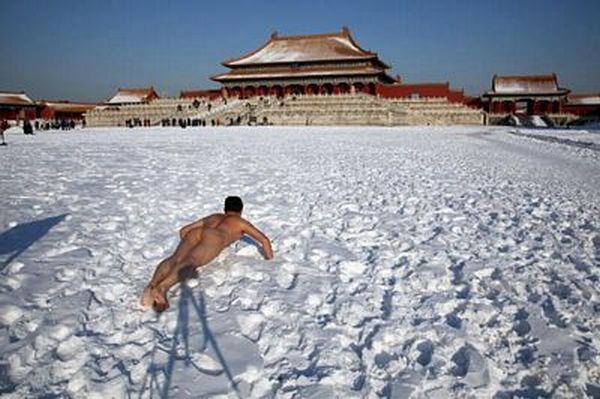 Naked self-portraits on the streets of China - 04