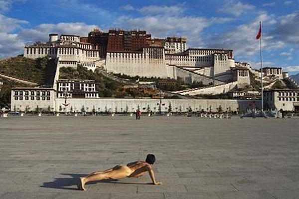 Naked self-portraits on the streets of China - 05