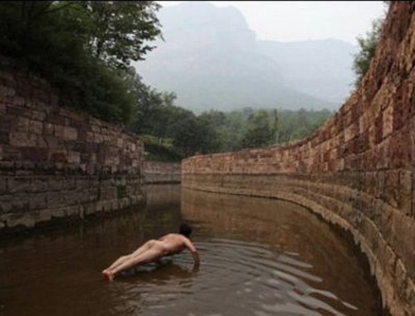 Naked self-portraits on the streets of China - 06