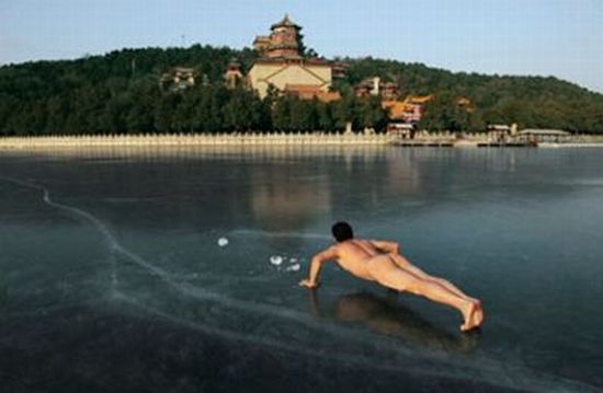 Naked self-portraits on the streets of China - 07