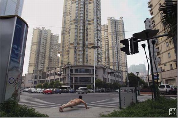 Naked self-portraits on the streets of China - 08