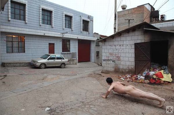 Naked self-portraits on the streets of China - 09