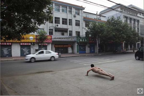 Naked self-portraits on the streets of China - 10