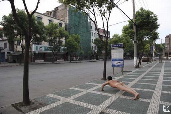 Naked self-portraits on the streets of China - 11