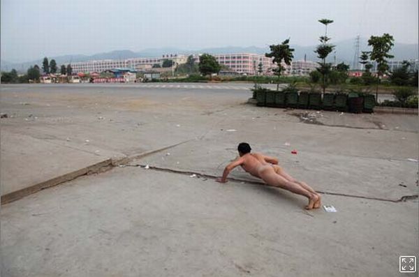 Naked self-portraits on the streets of China - 12