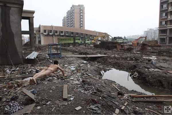 Naked self-portraits on the streets of China - 13