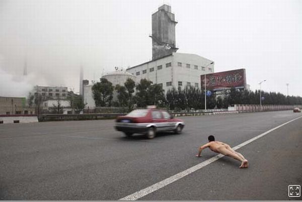 Naked self-portraits on the streets of China - 14