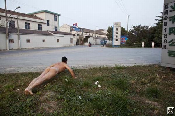 Naked self-portraits on the streets of China - 15