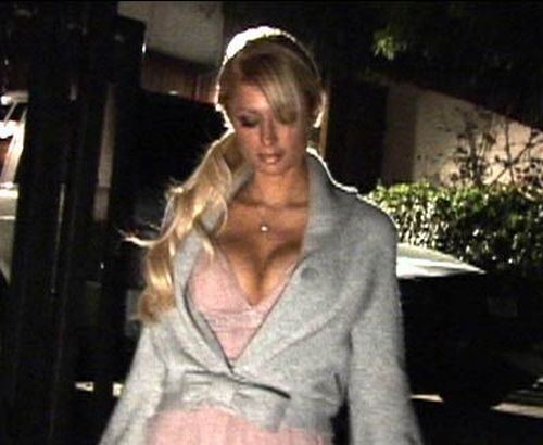 Paris Hilton cannot take her eyes from her own breasts. And I perfectly understand why ;) - 01