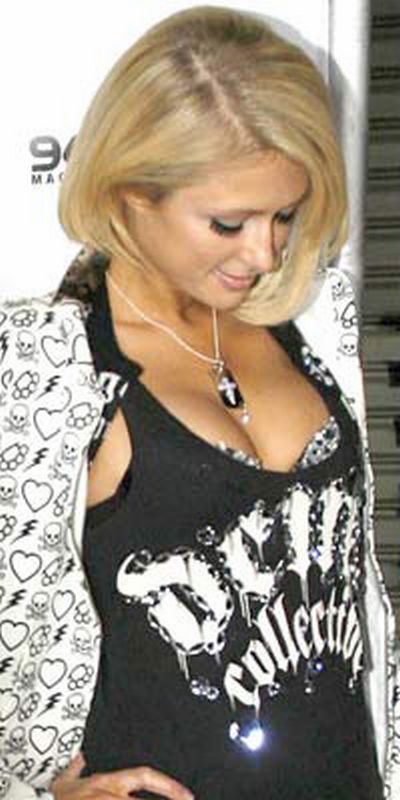 Paris Hilton cannot take her eyes from her own breasts. And I perfectly understand why ;) - 16