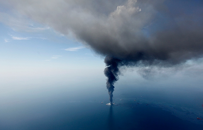 Oil platform exploded near the coast of the United States - 01