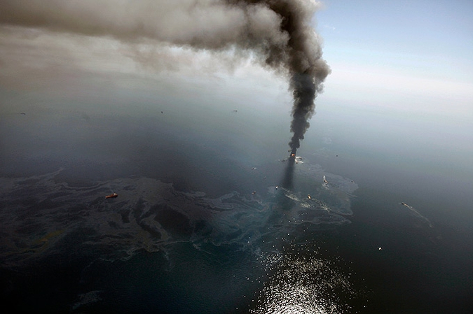 Oil platform exploded near the coast of the United States - 02