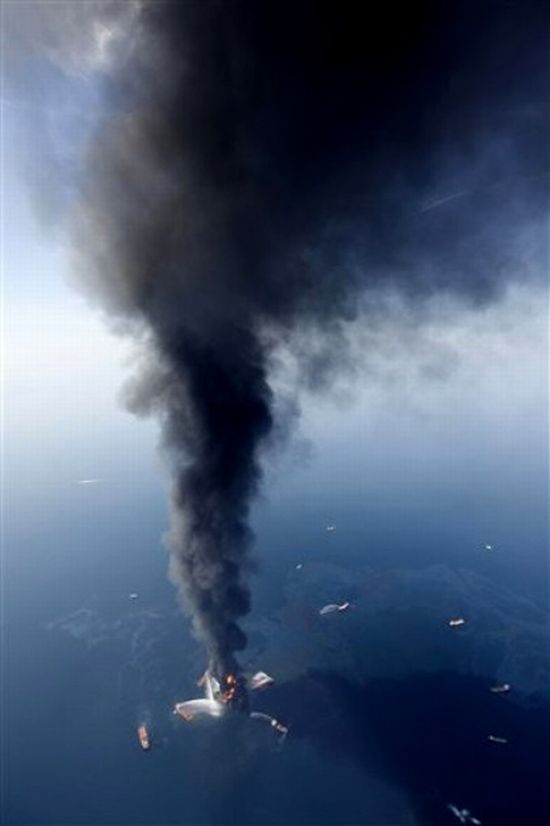 Oil platform exploded near the coast of the United States - 03