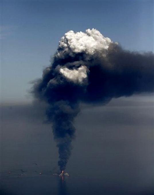 Oil platform exploded near the coast of the United States - 04