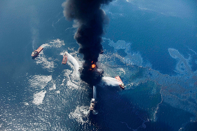 Oil platform exploded near the coast of the United States - 05