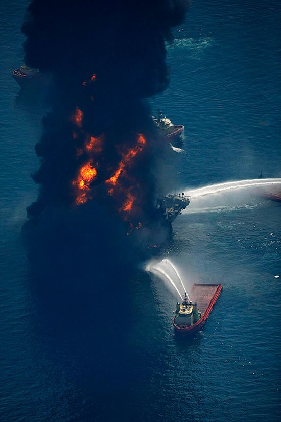 Oil platform exploded near the coast of the United States - 06