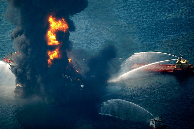 Oil platform exploded near the coast of the United States - 07