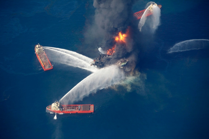 Oil platform exploded near the coast of the United States - 08