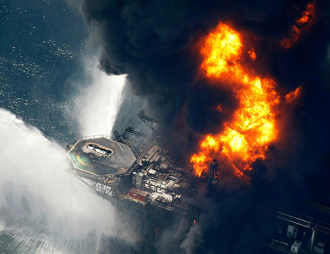 Oil platform exploded near the coast of the United States - 09