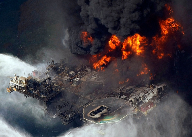 Oil platform exploded near the coast of the United States - 10