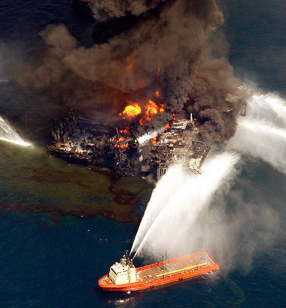 Oil platform exploded near the coast of the United States - 11