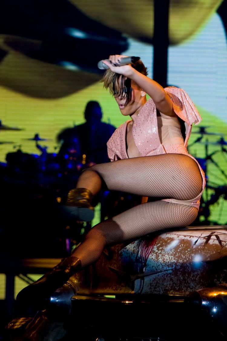 Rihanna showed her gorgeous legs at the concert - 06