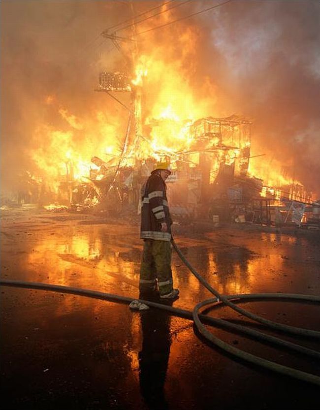 A terrible fire engulfed the slums in the Philippines - 01