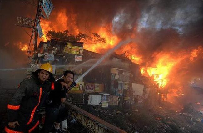 A terrible fire engulfed the slums in the Philippines - 02