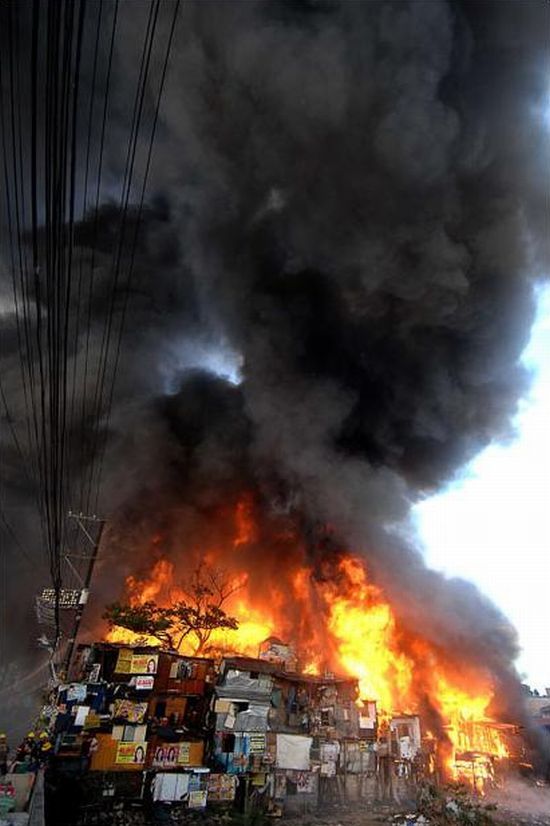 A terrible fire engulfed the slums in the Philippines - 03