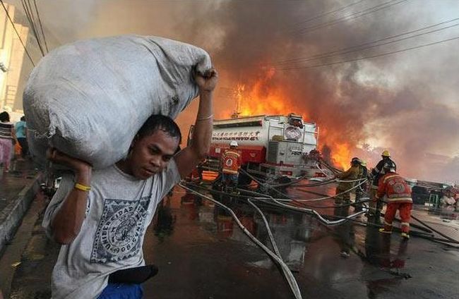 A terrible fire engulfed the slums in the Philippines - 07