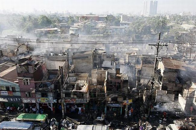 A terrible fire engulfed the slums in the Philippines - 08