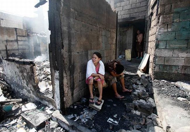 A terrible fire engulfed the slums in the Philippines - 09