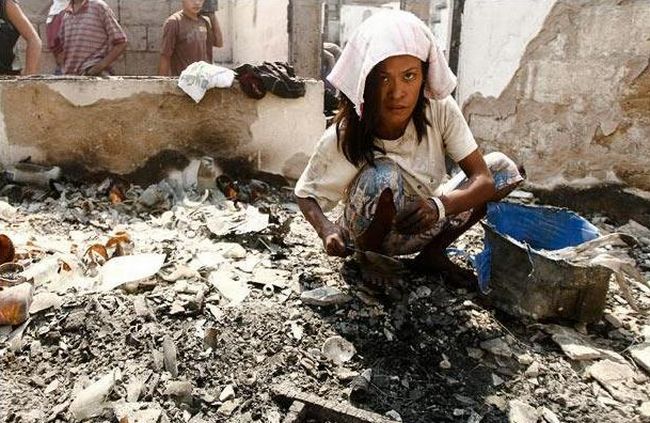 A terrible fire engulfed the slums in the Philippines - 11
