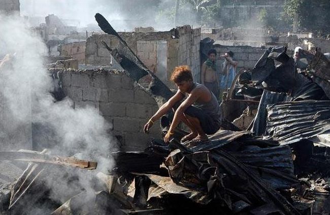 A terrible fire engulfed the slums in the Philippines - 13