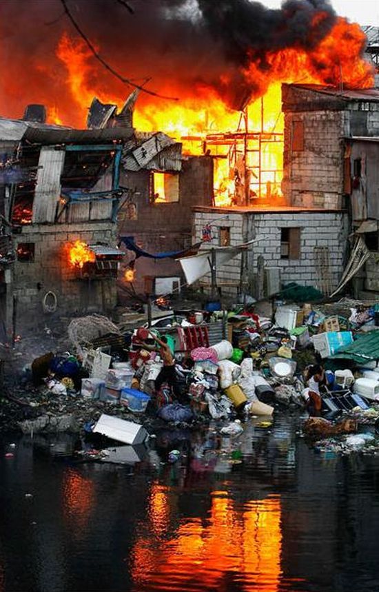 A terrible fire engulfed the slums in the Philippines - 15
